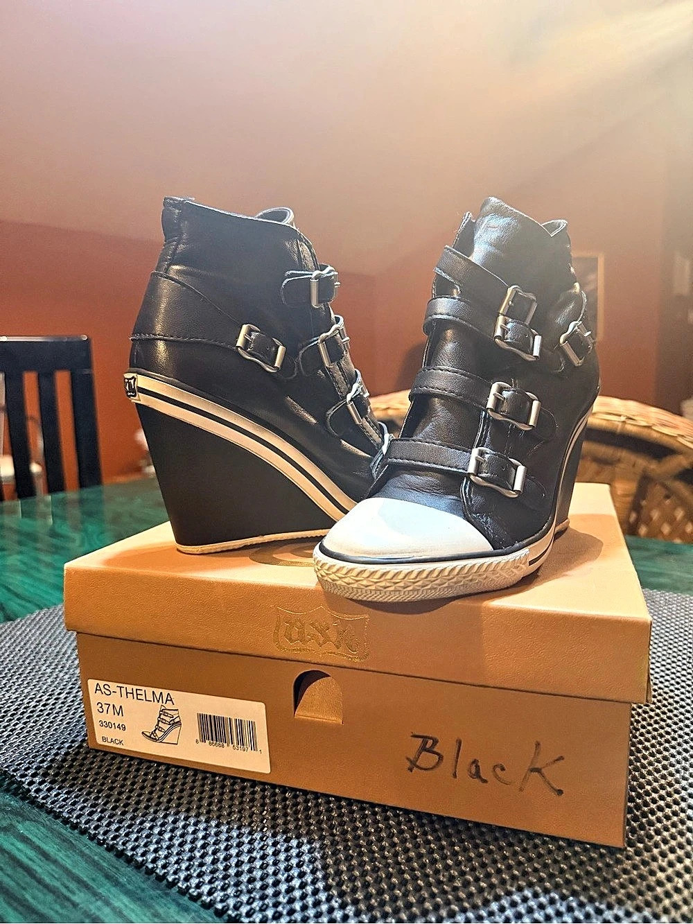 Wrangler AS-THELMA Black & White Wedge Sneakers US 7.5 Like New